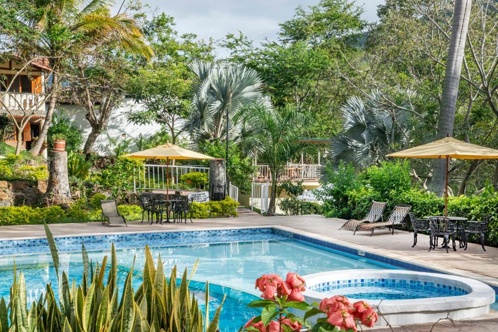 Where to Stay in San Gil, Colombia: Best Hostels, Hotels and Airbnbs (2026) pool and surrounding nature at hotel posada campestre in san gil