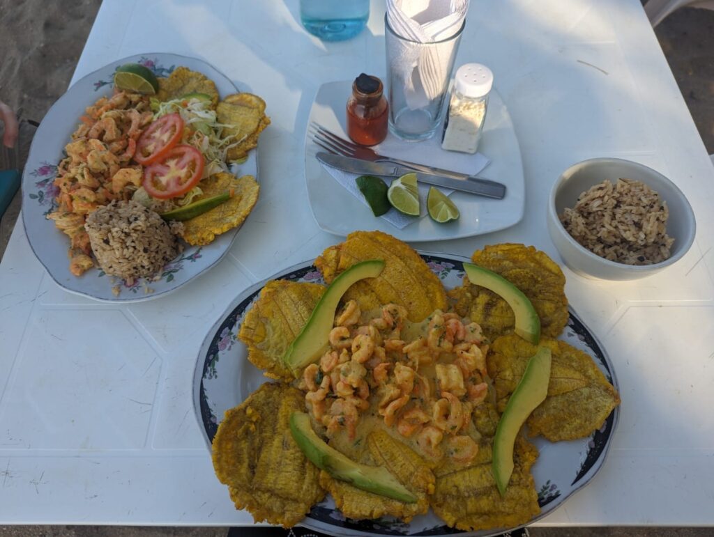 Delicious fish and seafood right on the sea - you can