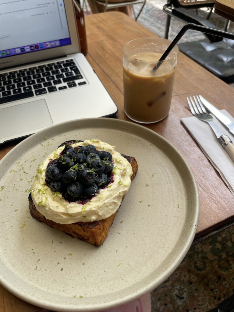 blueberry french toast in cafe dragon medellin colombia
